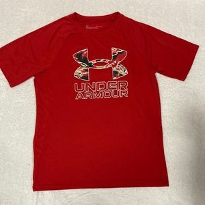 Underarmour loose fit ylg red with camouflage logo